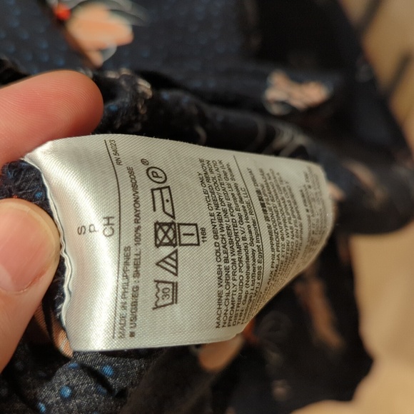 Banana Republic Sleeveless Blouse Navy - Picture 4 of 4